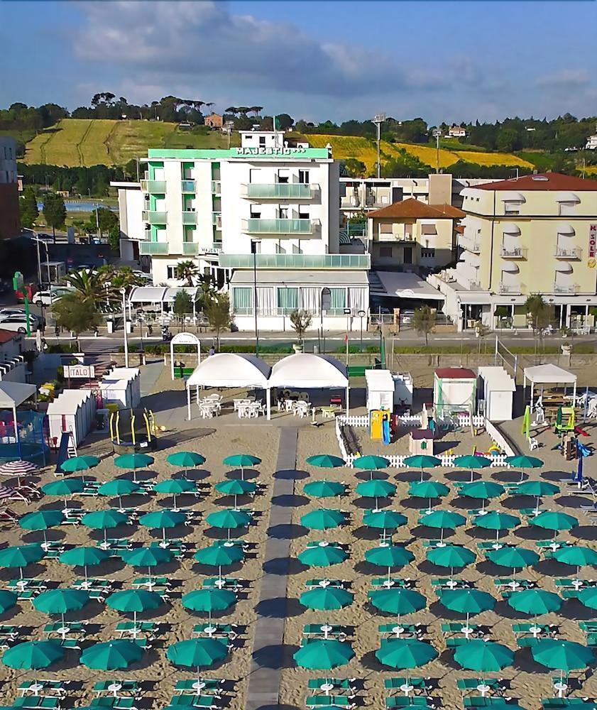 Hotel Majestic 西尼加利亚 外观 照片